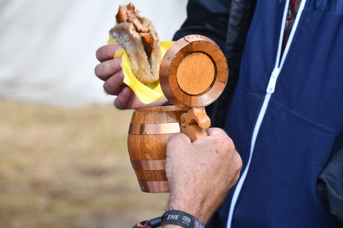 Hände mit einem Holzobjekt