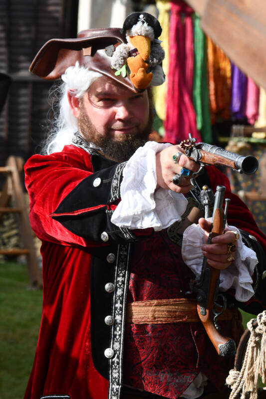 Pirat im Freibeuterdorf im Hochformat