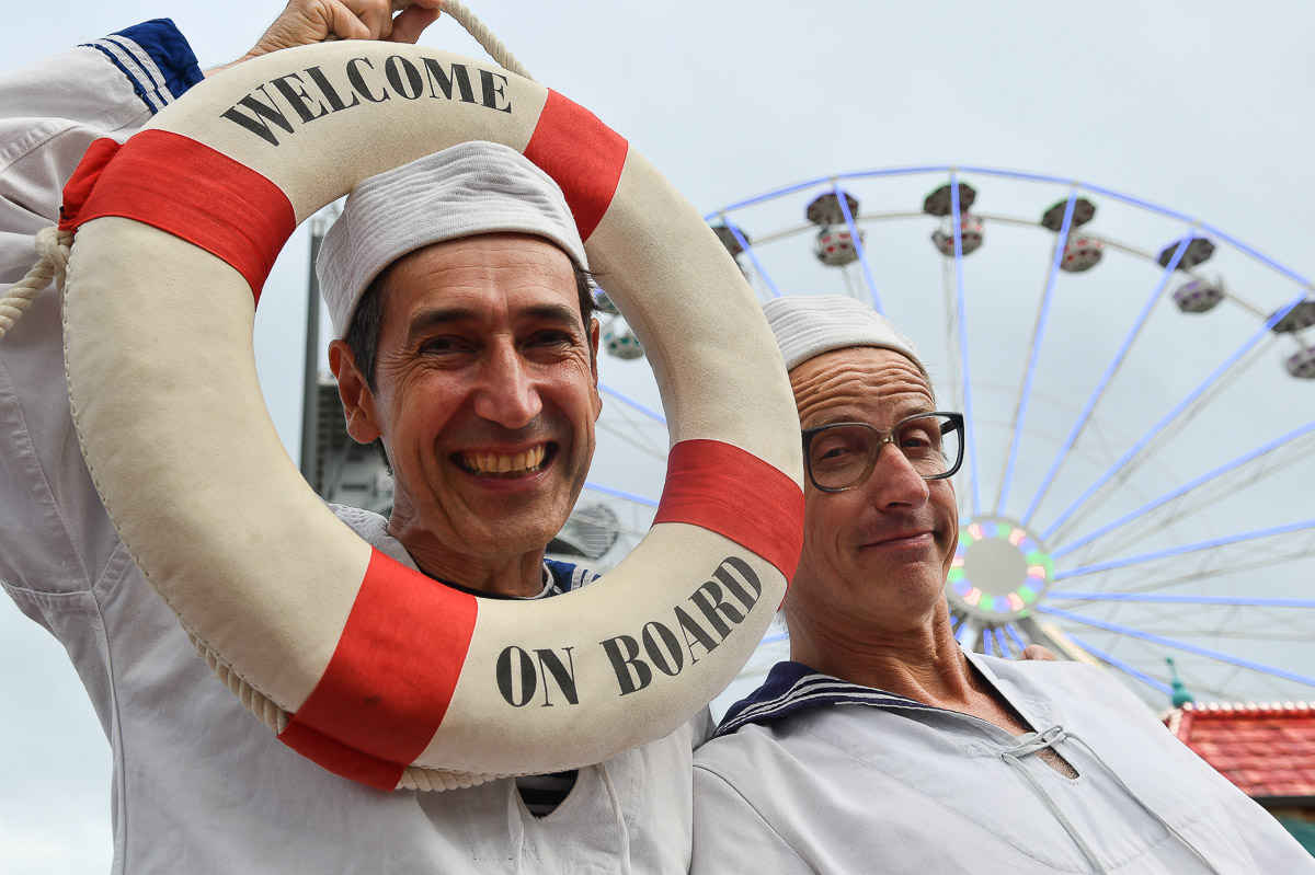 Seeleute mit Rettungsring