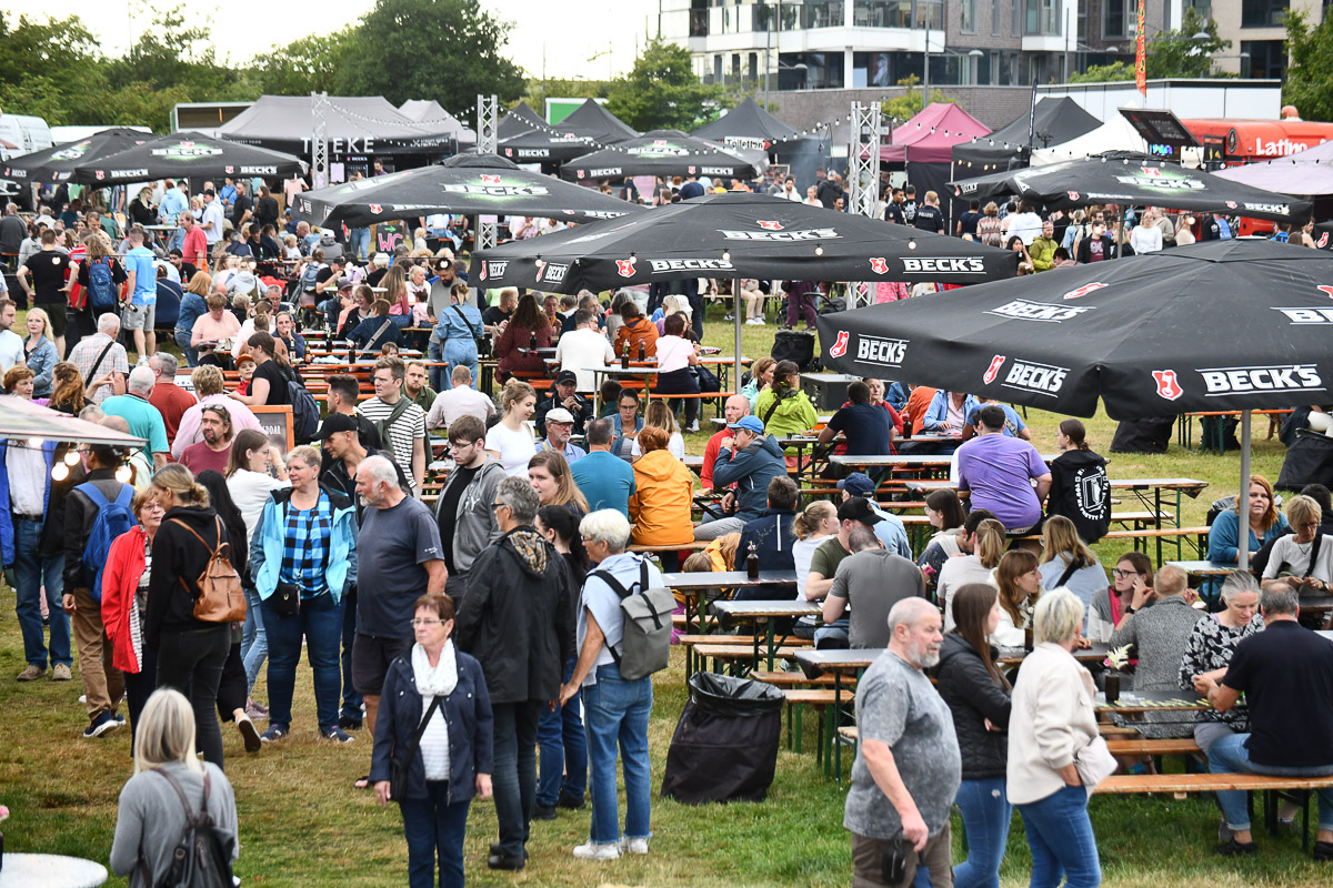 Besucher im Festgelände