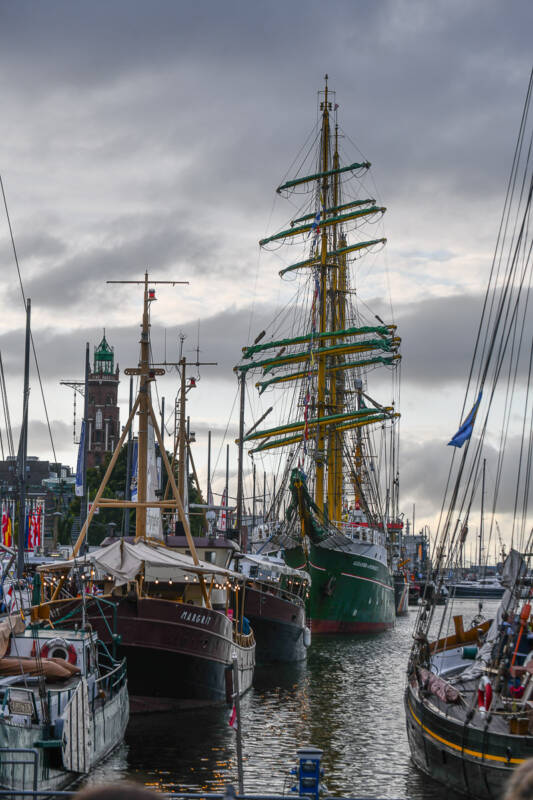 Schiffe im Hafen im Hochformat