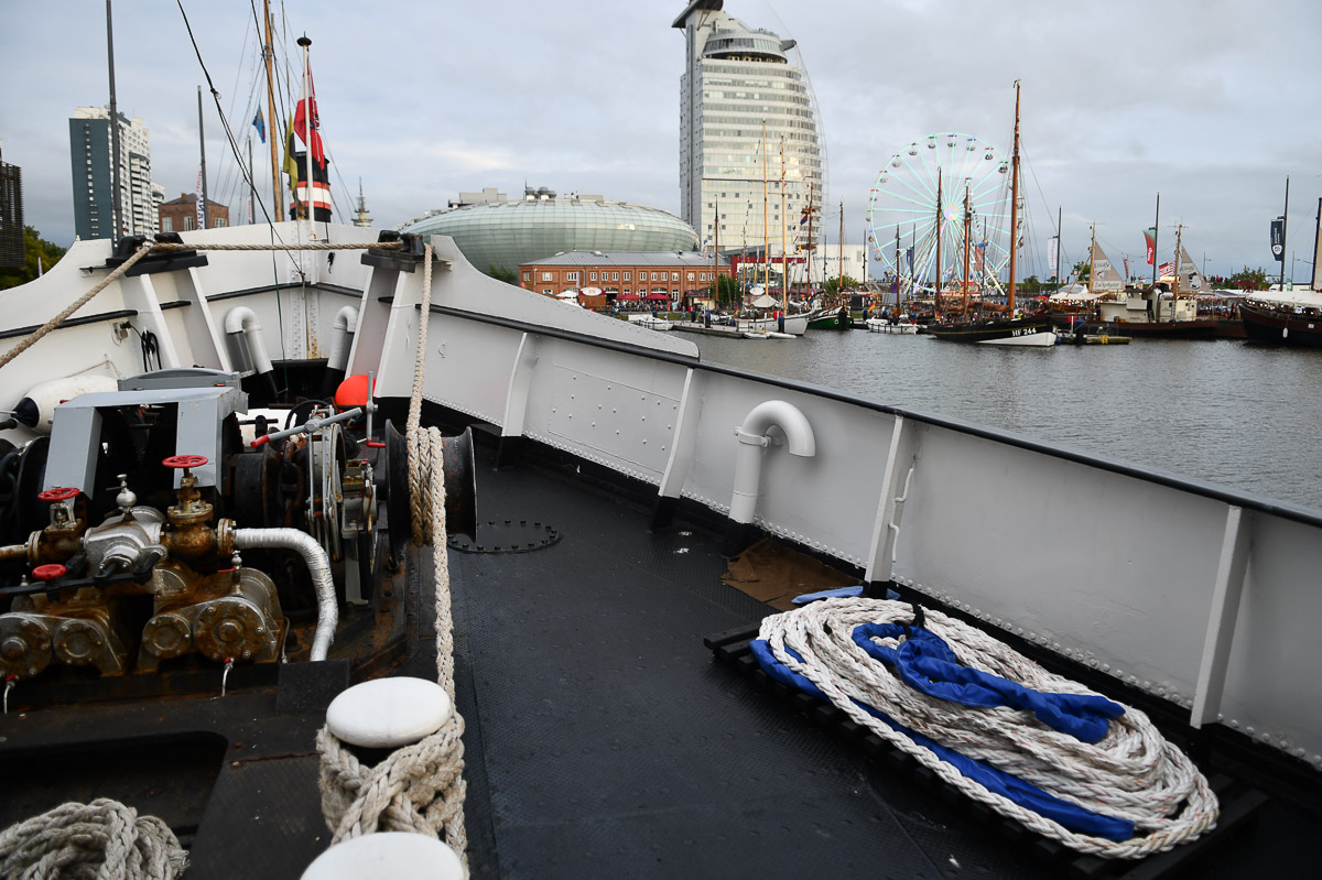 Blick vom Schiff auf den Hafen