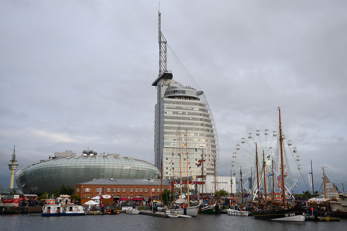 Klimahaus und Sail City unter bewölktem Himmel