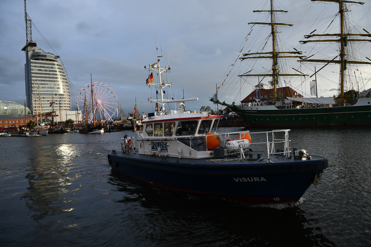 Klimahaus und Sail City unter bewölktem Himmel