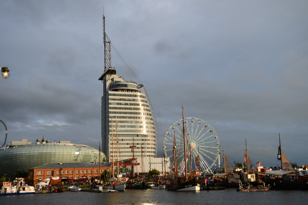 Klimahaus und Sail City unter bewölktem Himmel