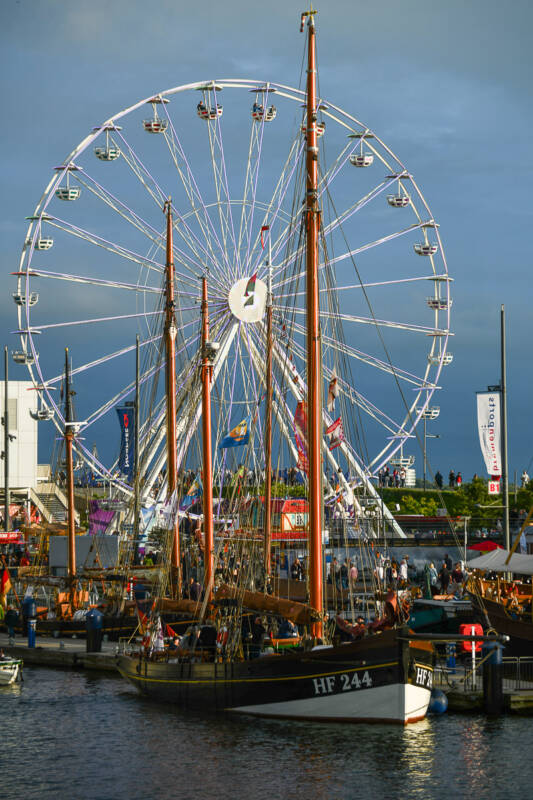 Riesenrad und Masten im Hochformat