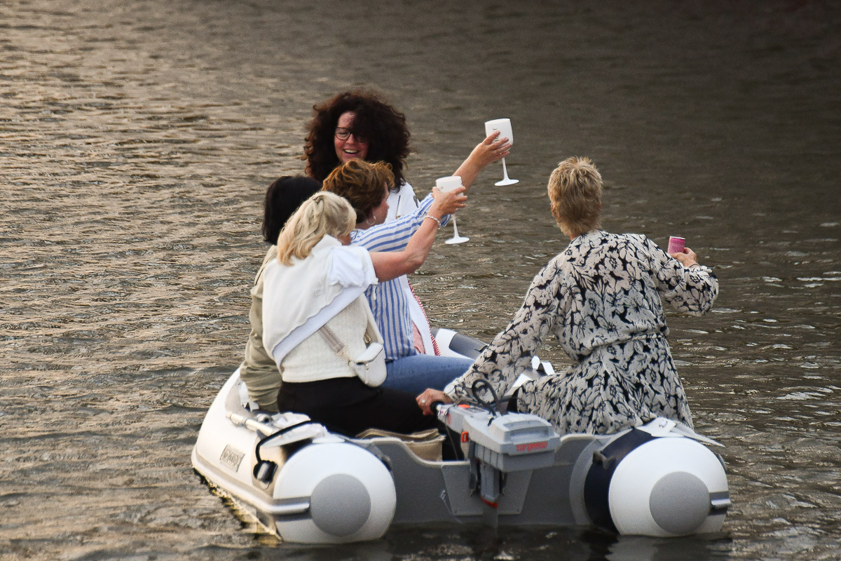 Gäste im Schlauchboot