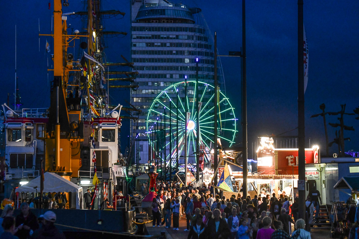 Hafen und Schiffe bei Nacht