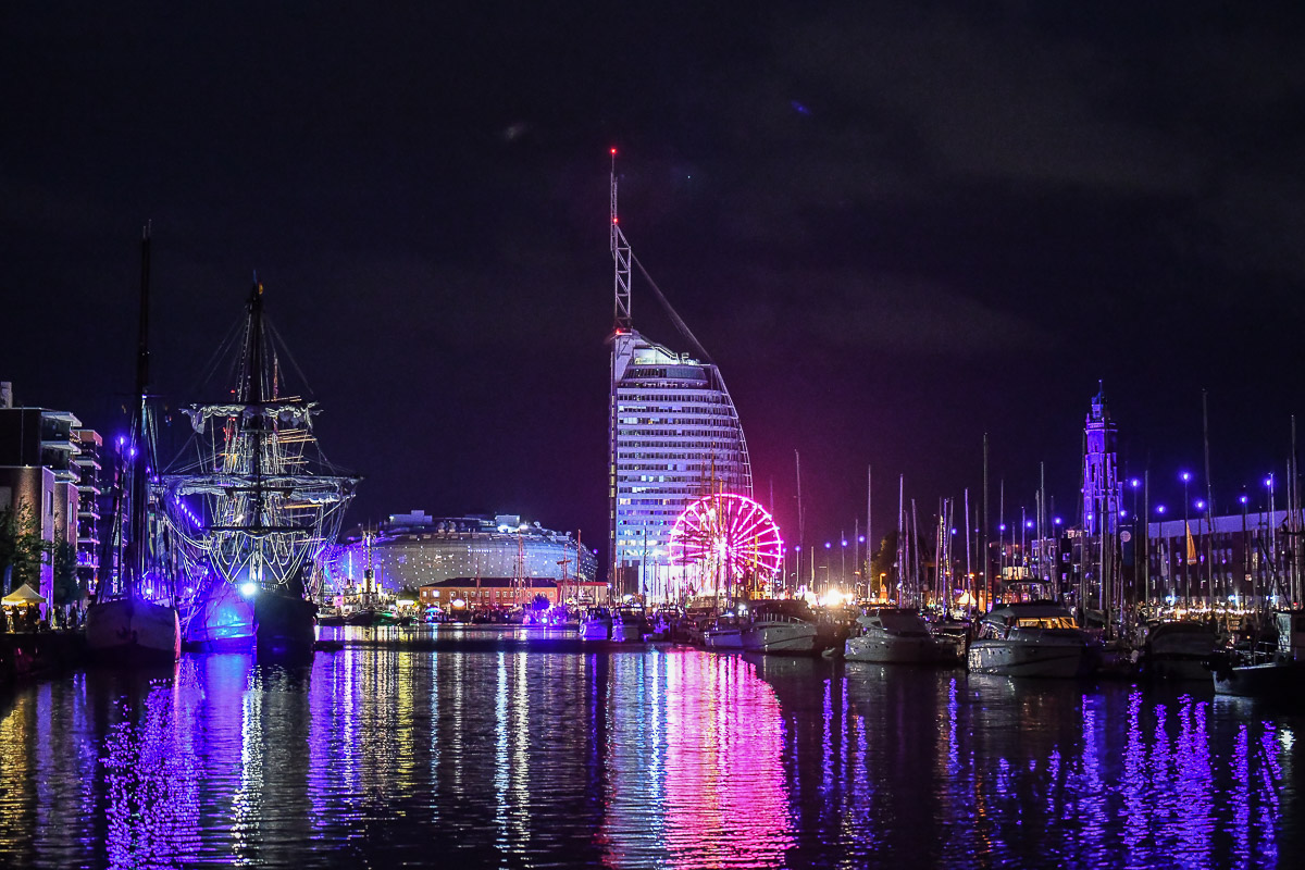 Hafen und Schiffe bei Nacht
