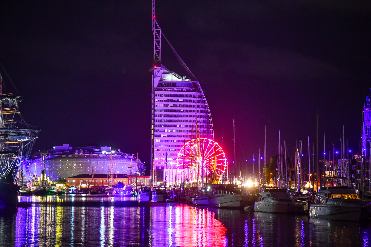 Hafen und Schiffe bei Nacht