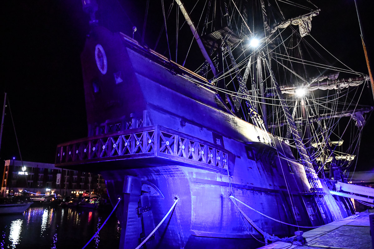 Hafen und Schiffe bei Nacht