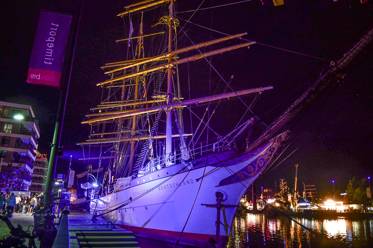 Hafen und Schiffe bei Nacht