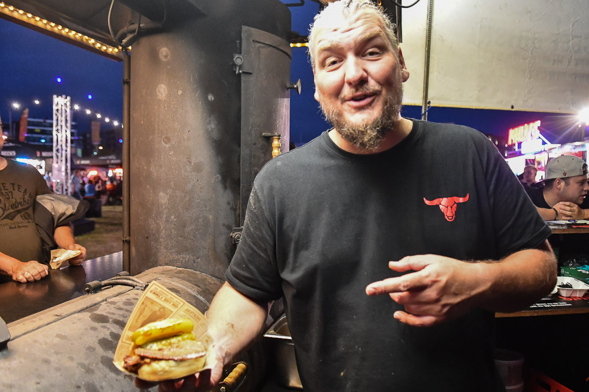 Koch am Burger-Stand