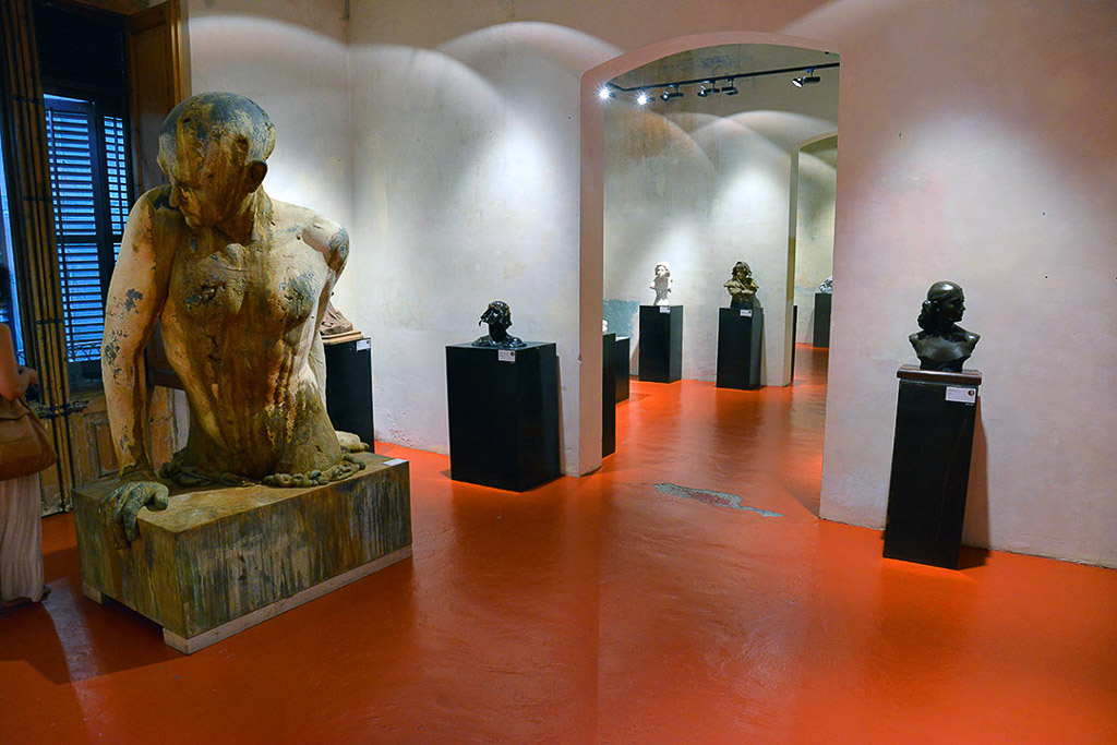 Skulpturen in einem Ausstellungsraum mit rotem Boden