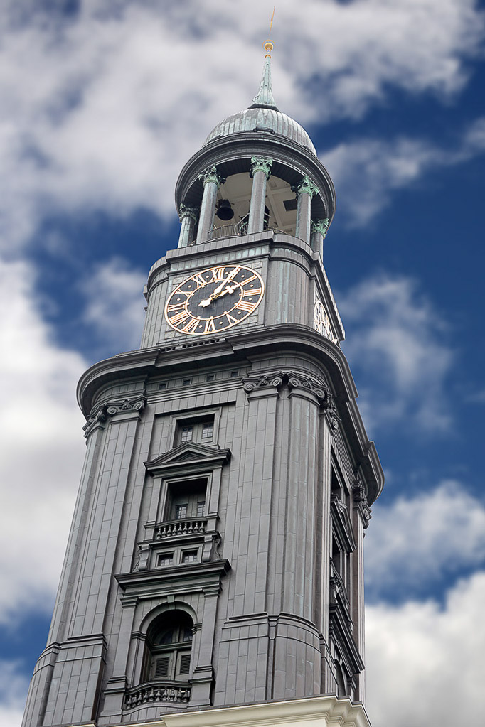 Kirchturm mit Uhr im Hochformat