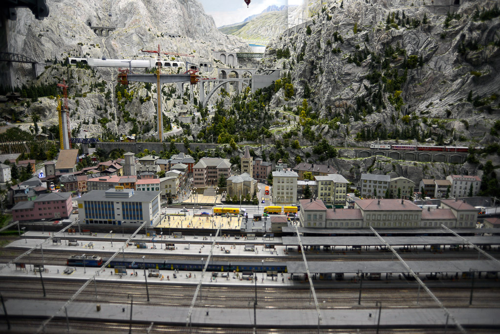 Alpenlandschaft mit Bahnhof