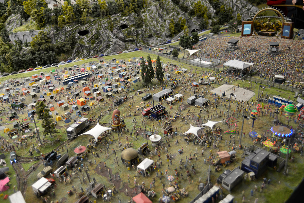 Open-Air-Festival mit Besuchermenge