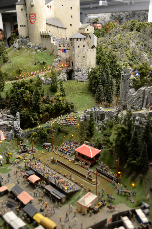 Burg und Tribüne im Modell im Hochformat