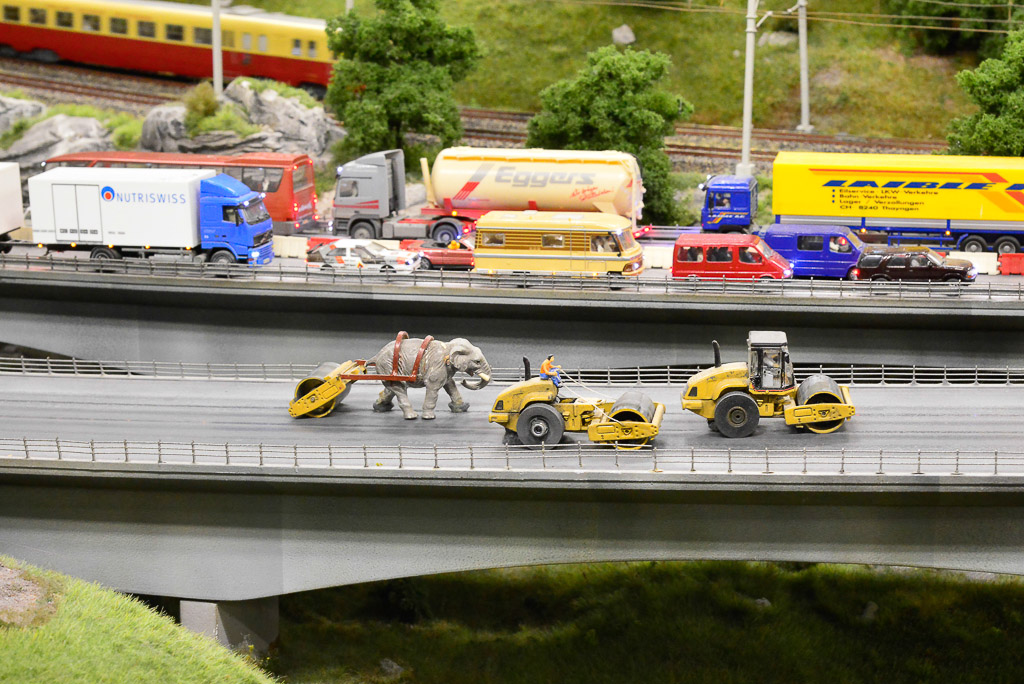 Autobahn und Felslandschaft