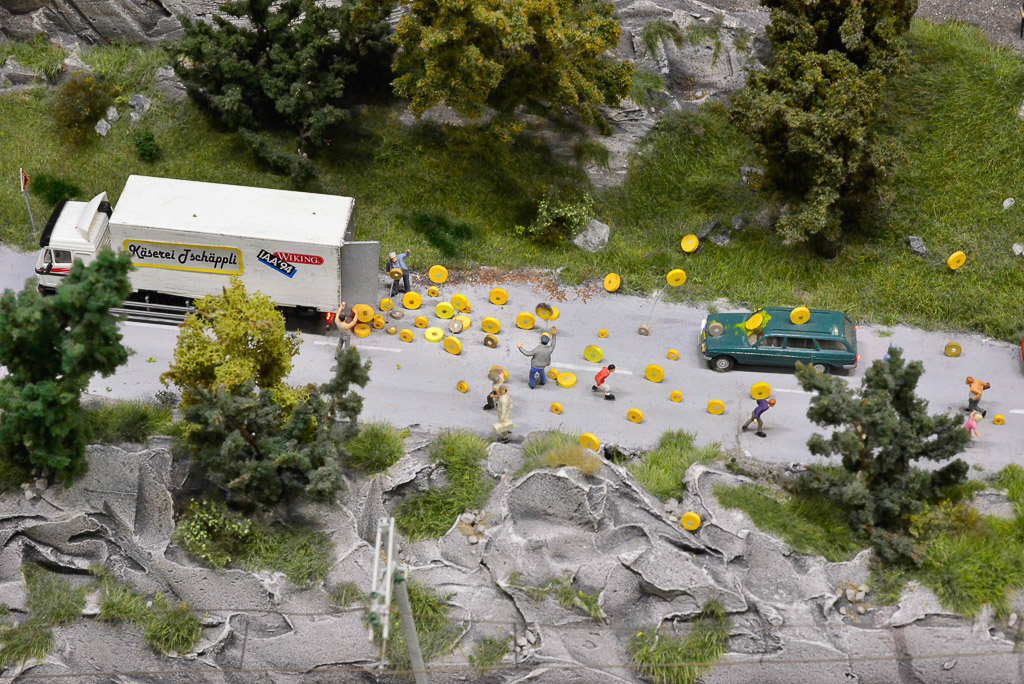 Autobahn und Felslandschaft