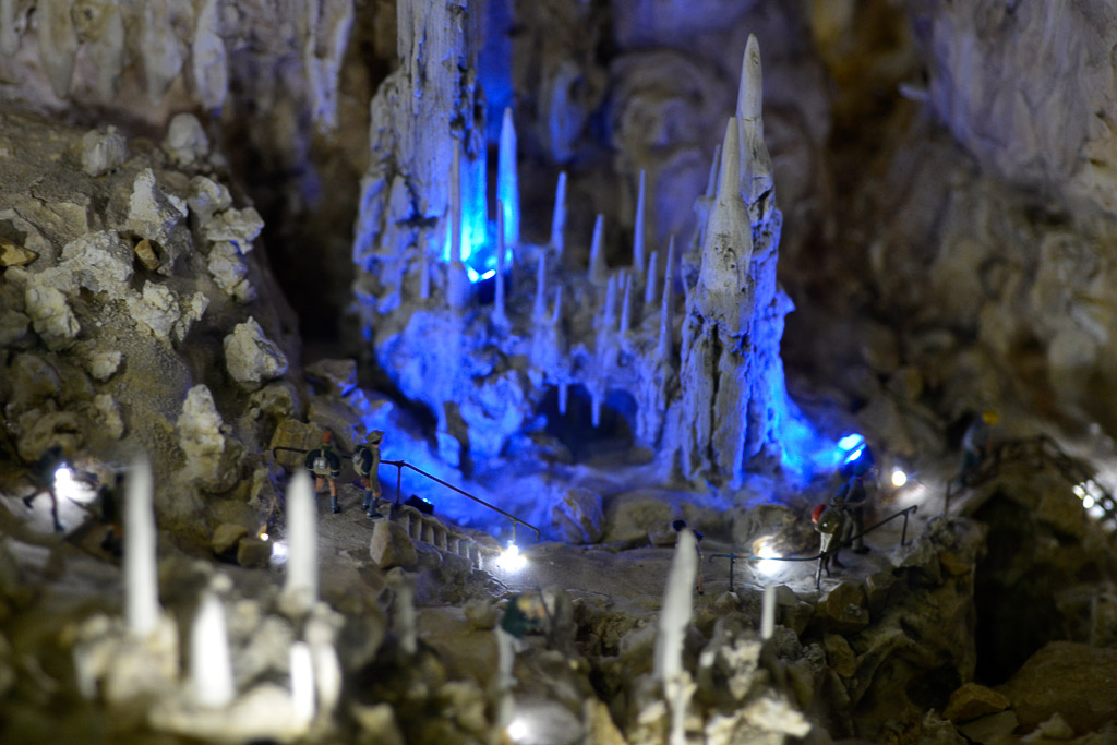 Beleuchtete Höhle im Fels