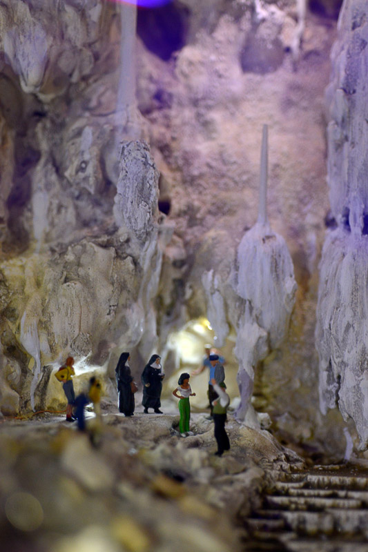 Beleuchtete Höhle im Fels im Hochformat