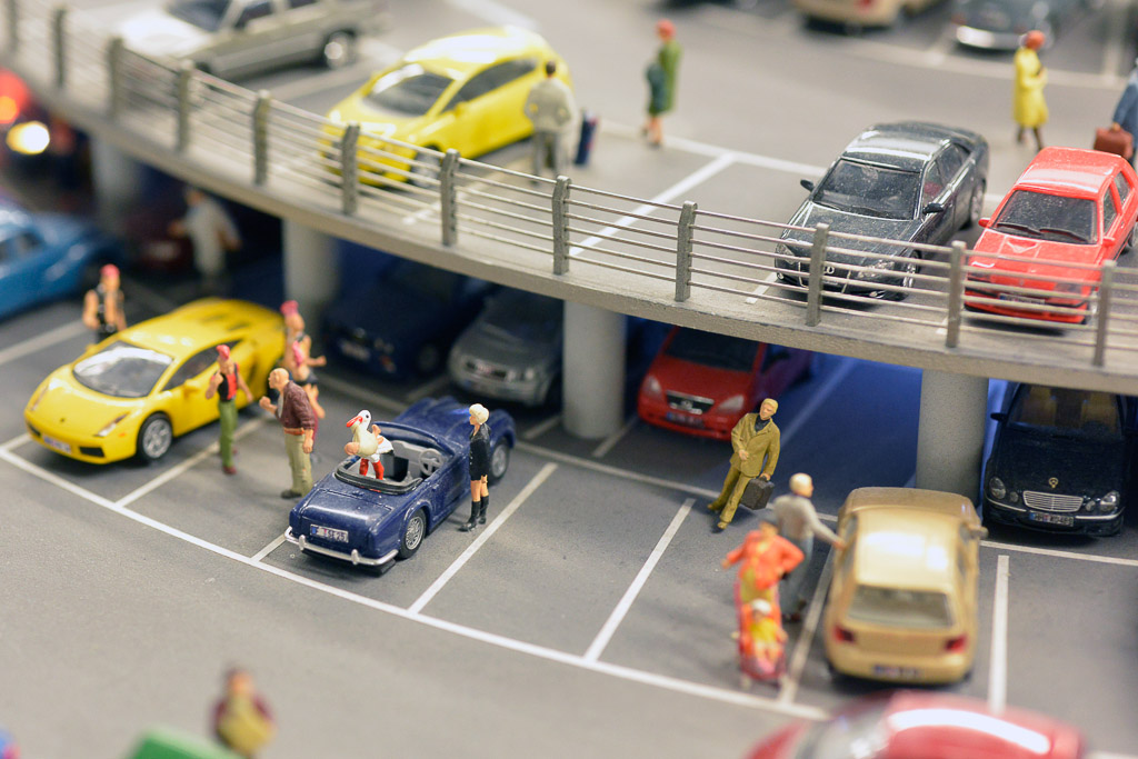 Parkhaus und Taxis am Flughafen