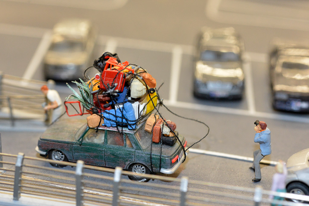 Parkhaus und Taxis am Flughafen