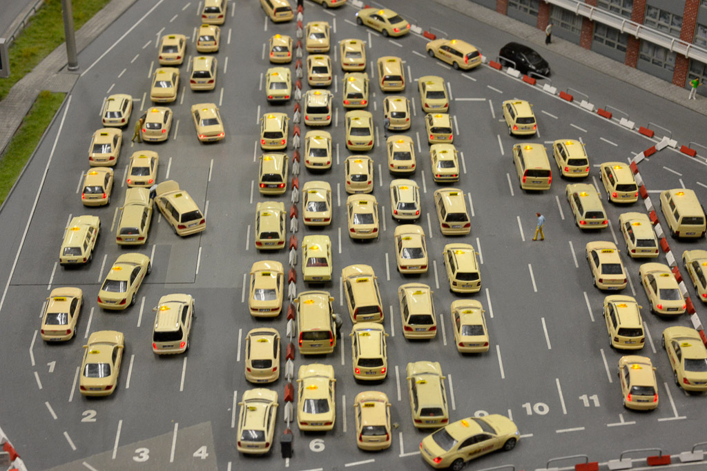 Parkhaus und Taxis am Flughafen