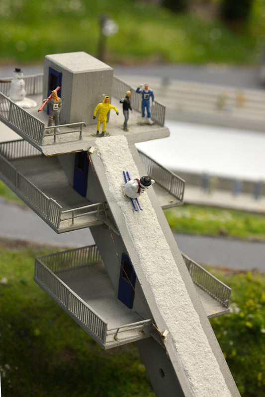 Gleitschirm und Seilbahn in den Bergen im Hochformat