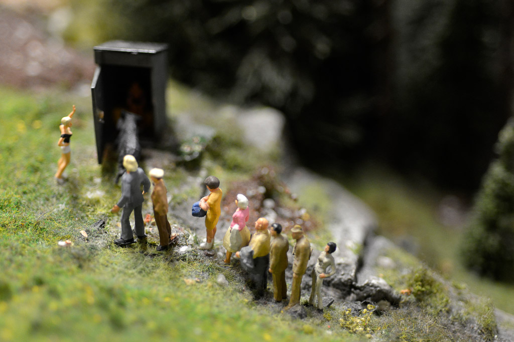 Figuren am Waldrand