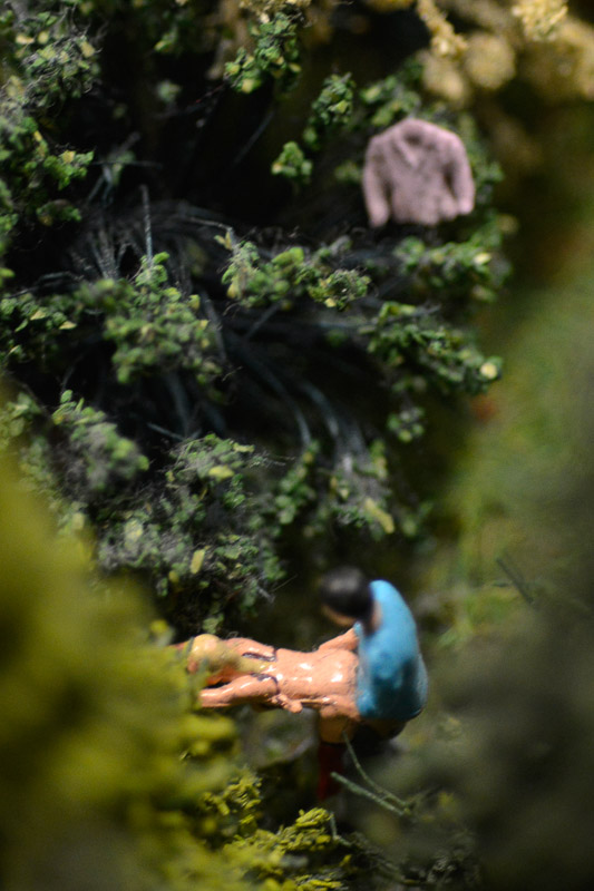 Figuren in der Landschaft im Hochformat