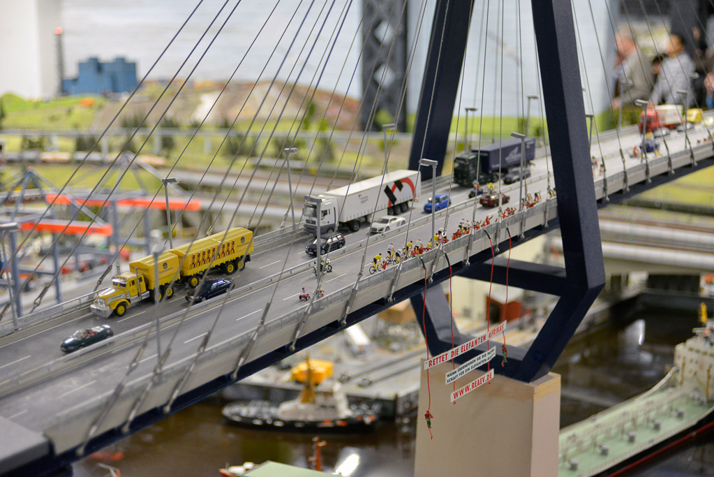 Köhlbrandbrücke mit Lastwagen