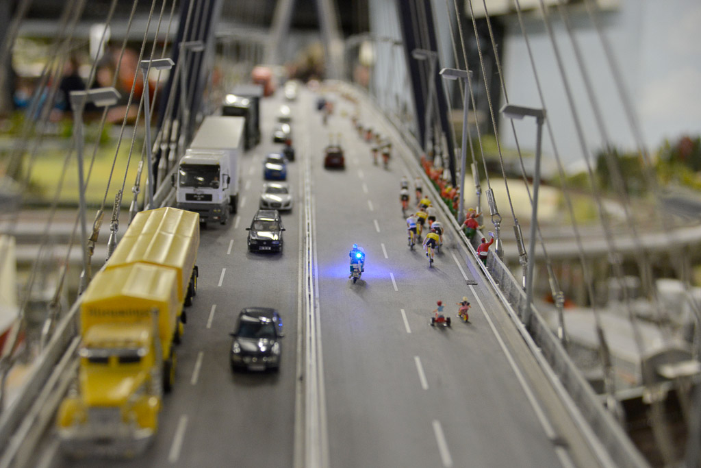 Köhlbrandbrücke mit Lastwagen