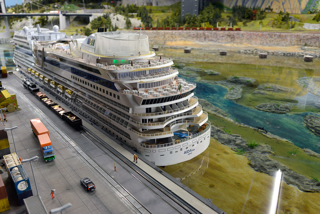 Küste mit Hafen und Kreuzfahrtschiff