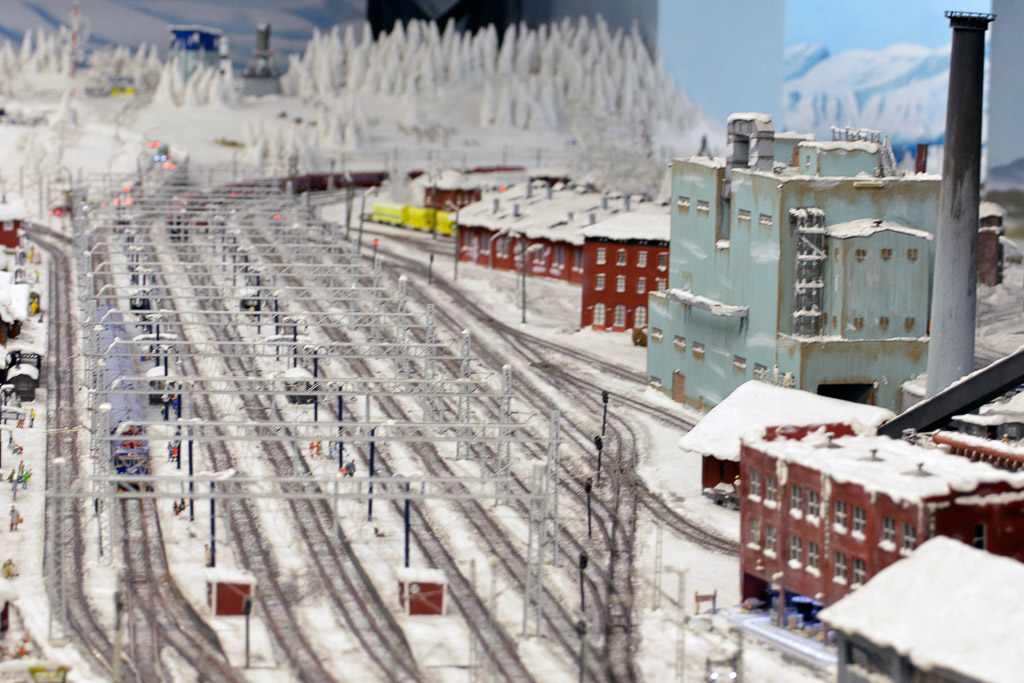 Bahnhof und Gleisanlagen im Winter