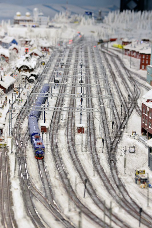 Bahnhof und Gleisanlagen im Winter im Hochformat