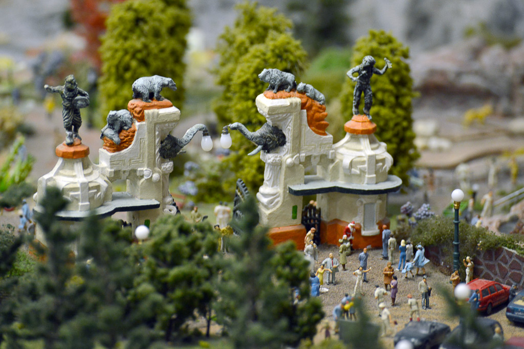 Figuren im Wald