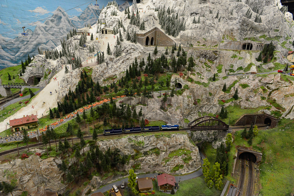 Verschneite Berge und Eisstadion