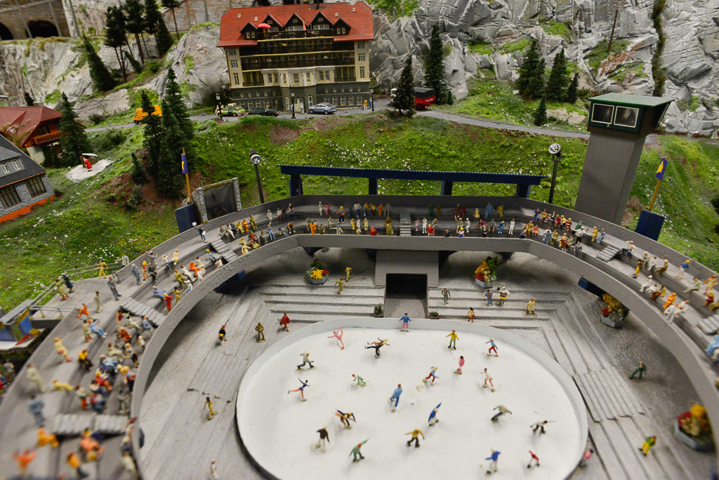Verschneite Berge und Eisstadion