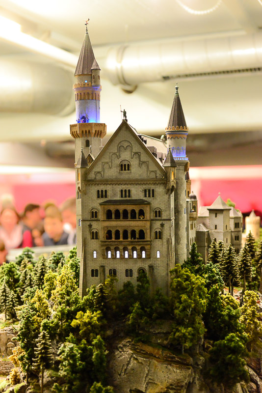Schloss Neuschwanstein im Modell im Hochformat