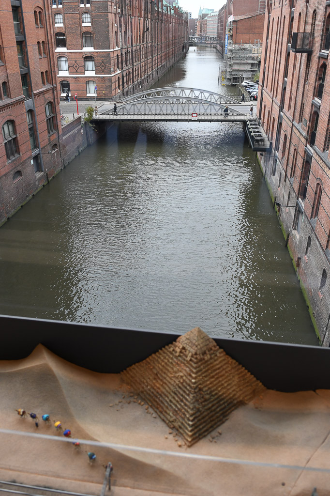 Fleet in der Speicherstadt im Modell im Hochformat