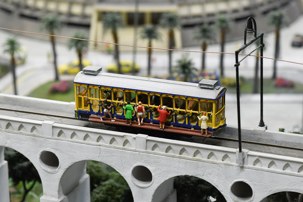 Straßenbahn auf einer Brücke
