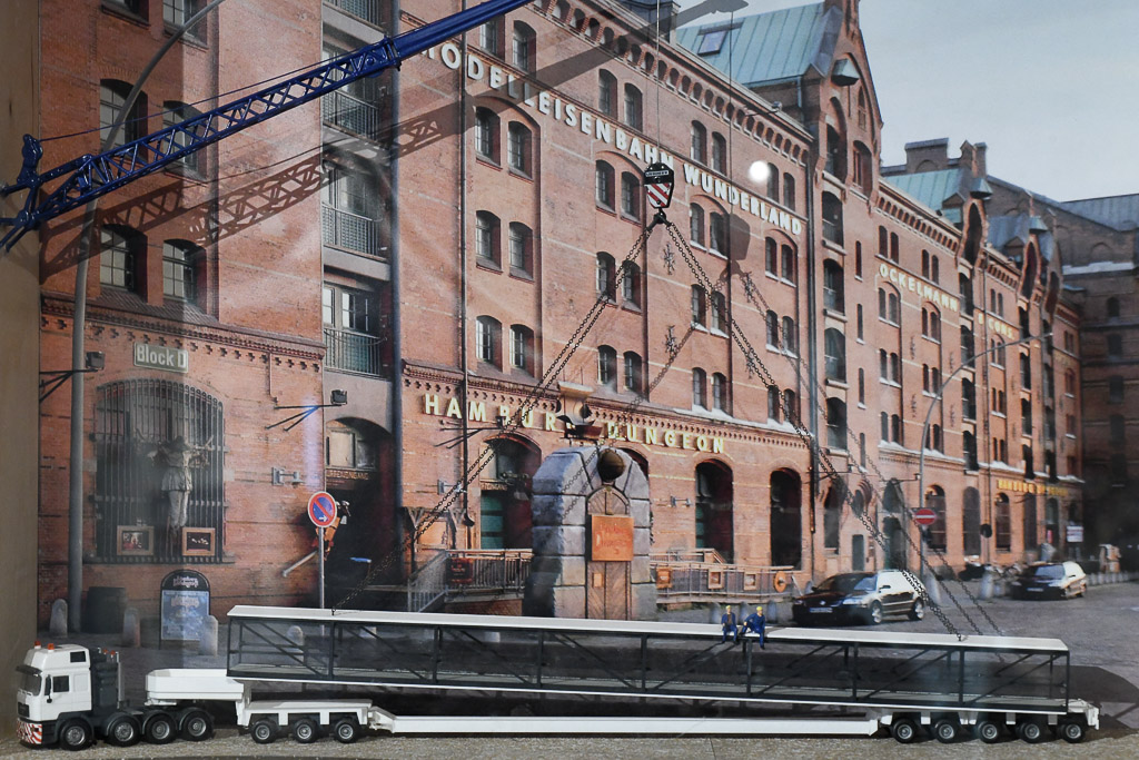 Lastwagen vor dem Speicher
