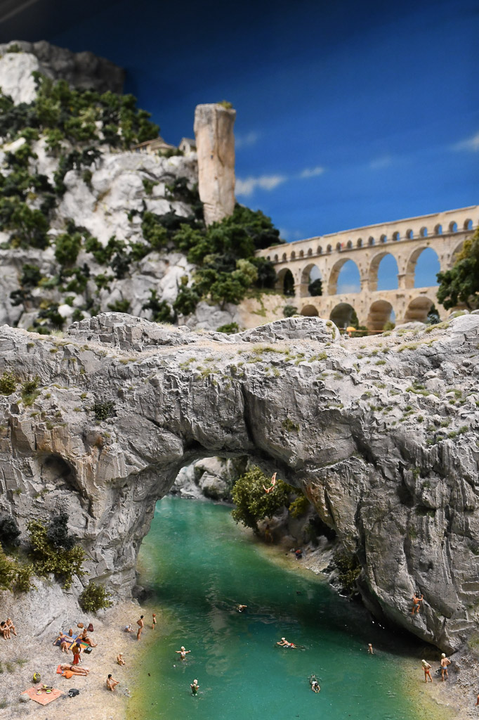 Provence mit Lavendelfeldern im Hochformat