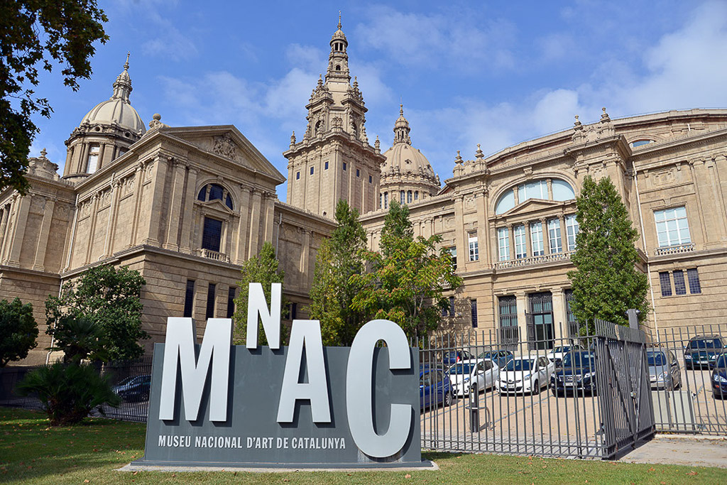Palau Nacional mit dem MNAC-Schriftzug im Vordergrund