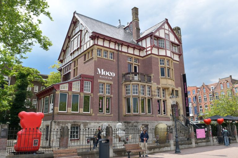 Die Villa des Moco Museum mit einer roten Skulptur im Garten