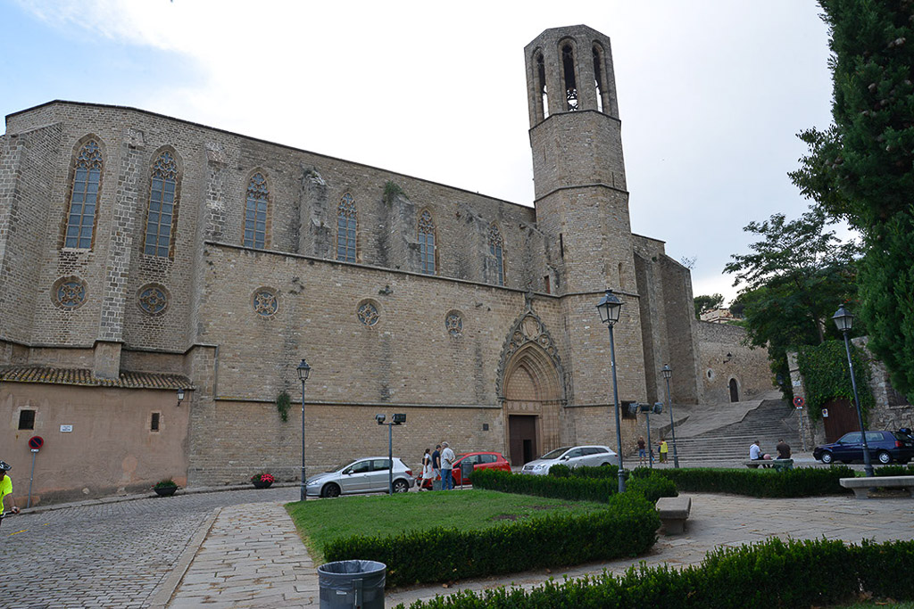 Klosterkirche mit Glockenturm und Vorplatz