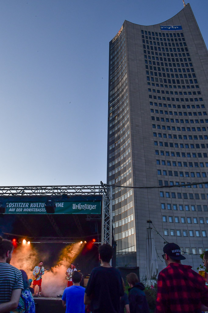 City-Hochhaus hinter der Bühne im Hochformat