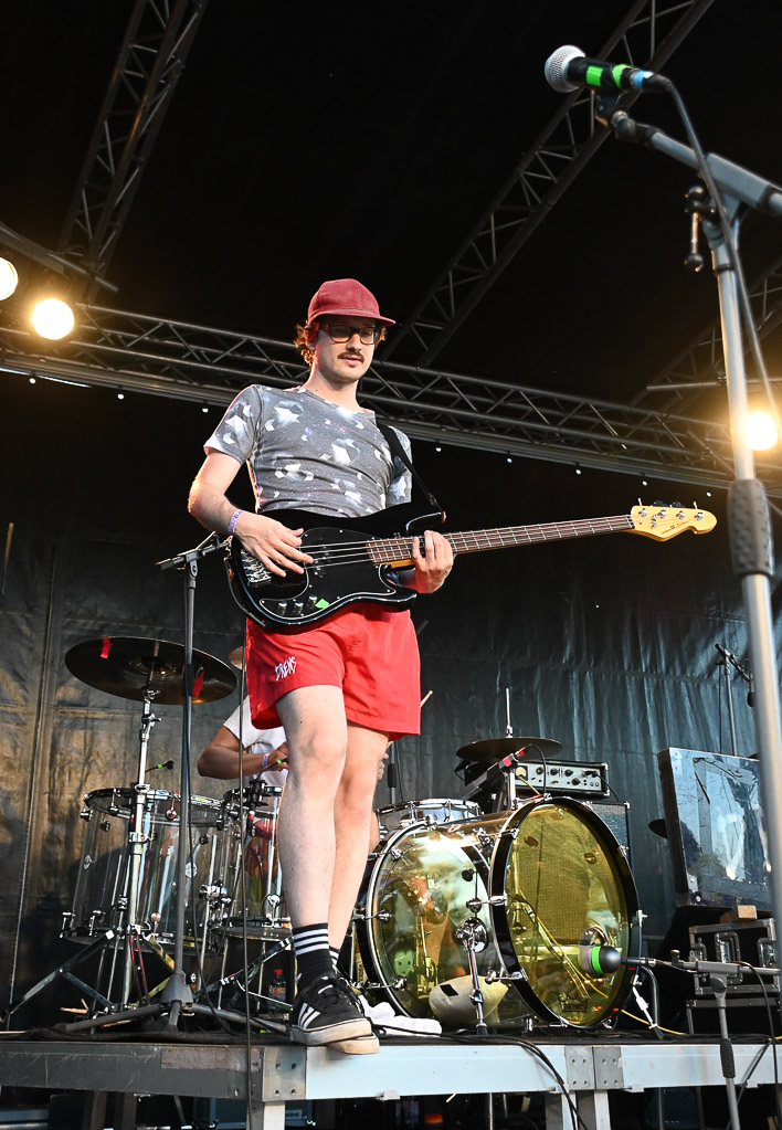 Bassist von DRENS im Hochformat